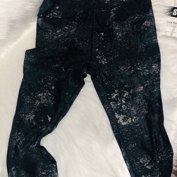 SOLD - Under Armour Womens Black Patterned Crop - Picture 7 of 7